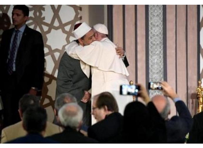 Abbraccio tra Papa e Grande Imam di al Azhar Abbraccio tra Papa e Grande Imam di al Azhar